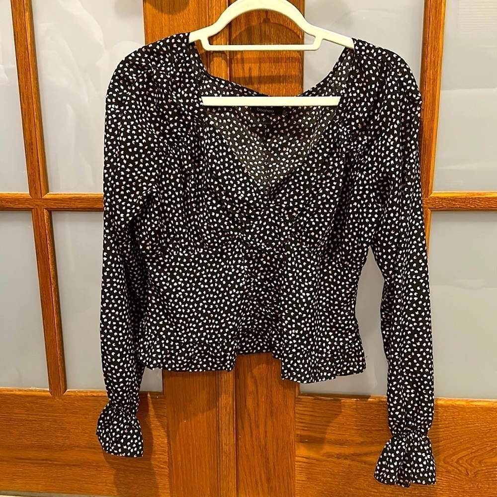 Cropped romantic black and pink sweetheart lace top in great condition!​​​​​​​